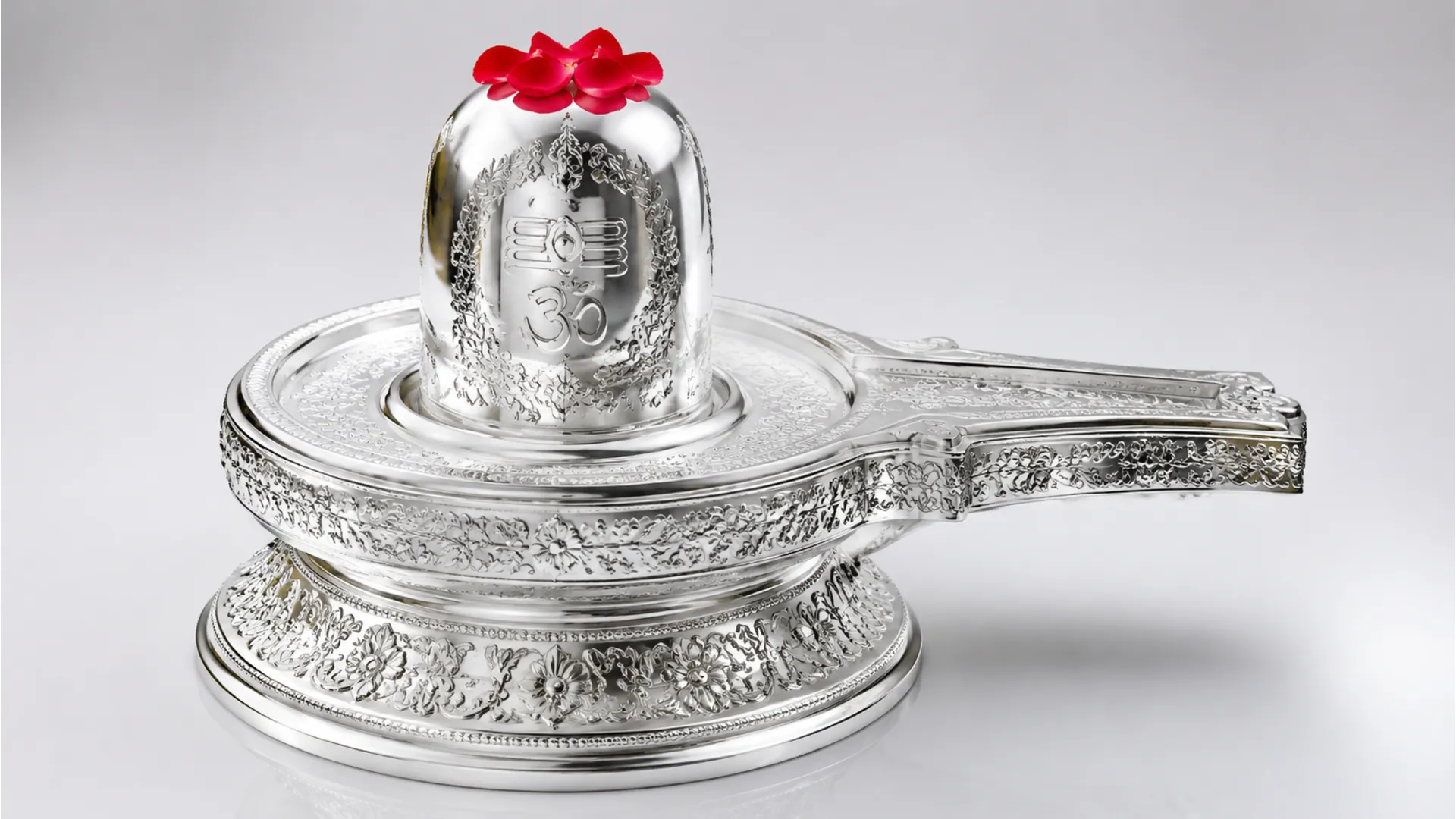 Premium image shivling covered in finely engraved polished silver sheets